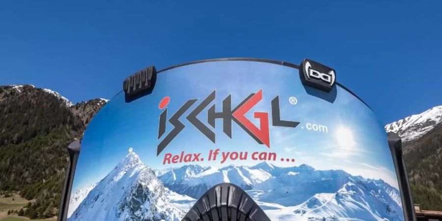 Eine überdimensionale Skibrille mit dem Logo des Skigebiet «Ischgl». Foto: Expa/Johann Groder/APA/dpa