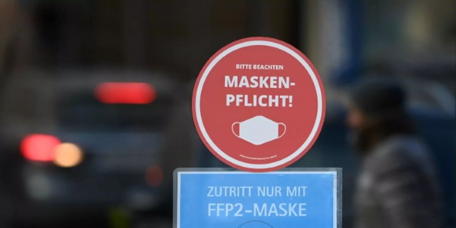 Hinweis auf Maskenpflicht in Bayern