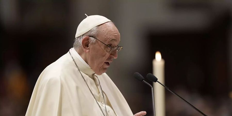 Papst Franziskus hielt beim feierlichen Gottesdienst am Silvesterabend im Petersdom die Predigt. Foto: Andrew Medichini/AP/dpa