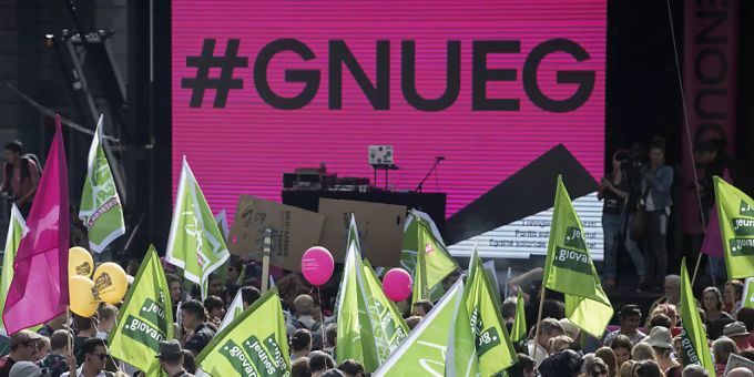 Noch immer werden Frauen für gleichwertige Arbeit schlechter bezahlt als Männer. Lohntransparenz hilft laut OECD mit, diese Lücke zu schliessen. (Archivbild) Noch immer werden Frauen für gleichwertige Arbeit schlechter bezahlt als Männer. Lohntransparenz hilft laut OECD mit, diese Lücke zu schliessen. (Archivbild)