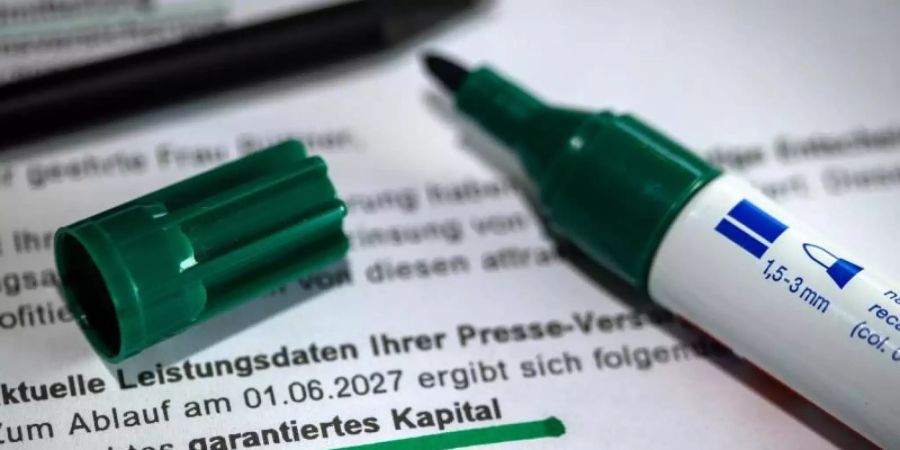 Das Dauerzinstief nagt immer stärker an der privaten Altersvorsorge. Foto: Jens Büttner/dpa-Zentralbild/dpa/Illustration