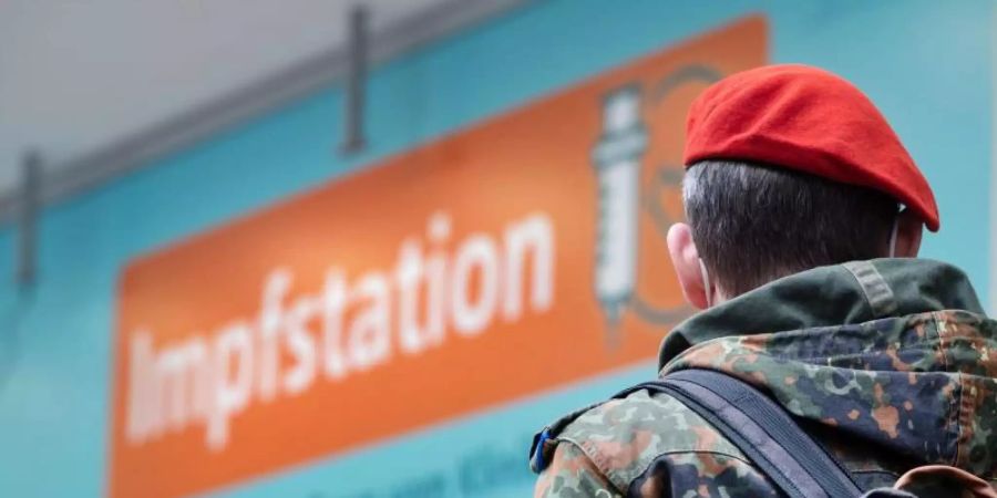 Bundeswehrangehörige drohen bei einer Corona-Impfverweigerung Konsequenzen. Foto: Marijan Murat/dpa