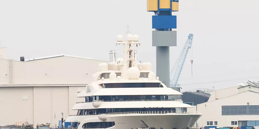 Die Luxusyacht Dilbar hat an der Kaimauer der Werft Blohm+Voss festgemacht. Foto: Christian Charisius/dpa