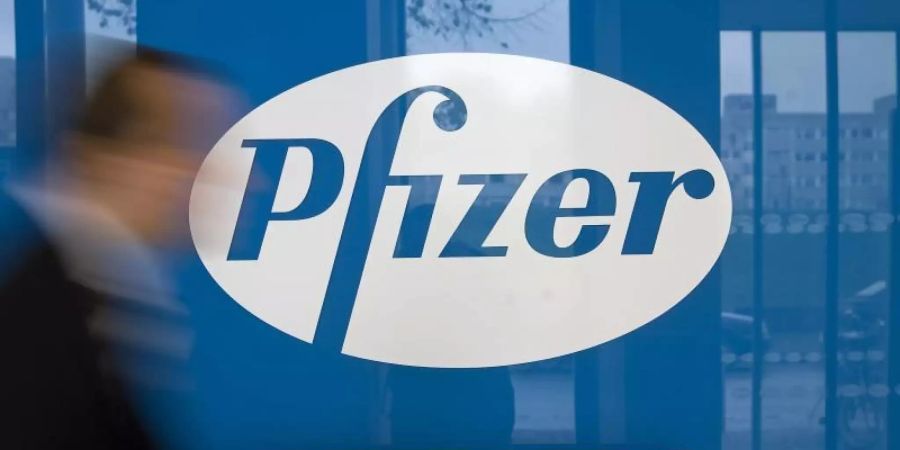 Das Logo des Pharmakonzerns «Pfizer» in der Deutschlandzentrale in Berlin. Foto: Arno Burgi/dpa