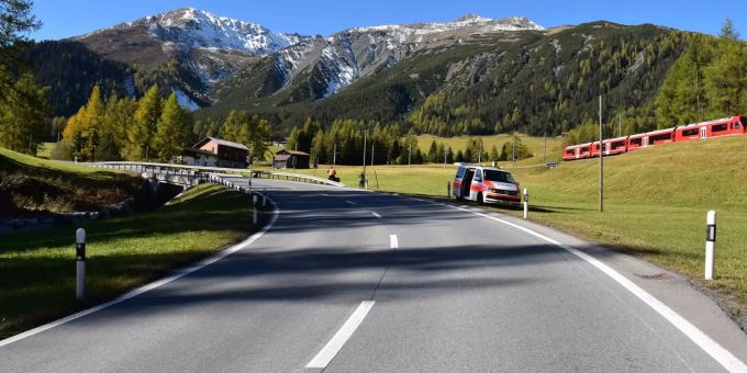 Die Motorradlenkerin blieb leicht verletzt auf der Fahrbahn liegen. Unfall
