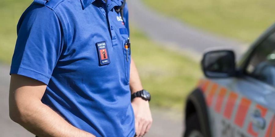 Beamte der Glarner Kantonspolizei wurden in der Nacht auf Samstag vom mutmasslichen Täter zu einem Tötungsdelikt auf einem Parkplatz gerufen. (Symbolbild)