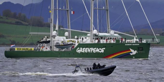 Das Greenpeace-Schiff «Rainbow Warrior» während einer Protestaktion. Greenpeace
