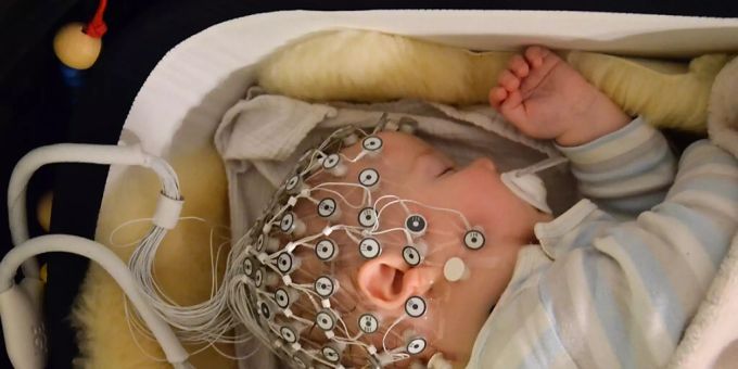 Mit Elektroden zeichneten die Forscherinnen den Schlaf von einigen Babys auf. (Pressebild) Mit Elektroden zeichneten die Forscherinnen den Schlaf von einigen Babys auf. (Pressebild)