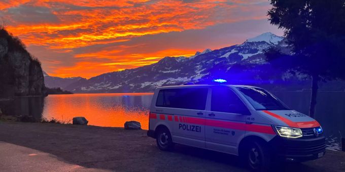Ein Auto der Kantonspolizei St. Gallen steht am Ufer des Walensees. Kantonspolizei St. Gallen
