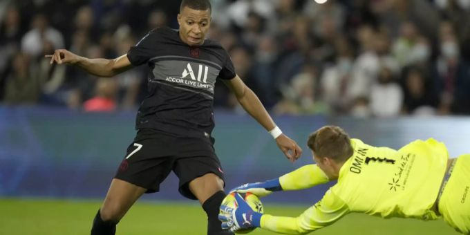 Jonas Omlin schnappt PSG-Star Kylian Mbappé den Ball weg. Jonas Omlin
