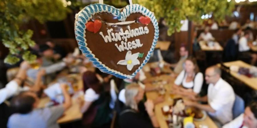 Die Münchner Innenstadtwirte und die Wiesnwirte haben mit Musik, Wiesn-Schmankerl und Wiesn-Bier in ihren Gaststätten trotz des erneut abgesagten Oktoberfests etwas Volksfeststimmung in die Stadt geholt. Foto: Angelika Warmuth/dpa