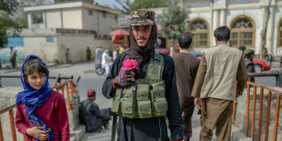 Ein Taliban-Kämpfer posiert in Kabul