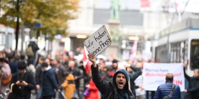 Personen versammeln sich bei einer Kundgebung gegen die Corona-Massnahmen und das Covid-19-Gesetz. Covid-19-Gesetz