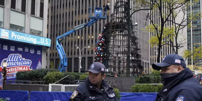 Von Fox News - Weihnachtsbaum in New York in Brand gesetzt