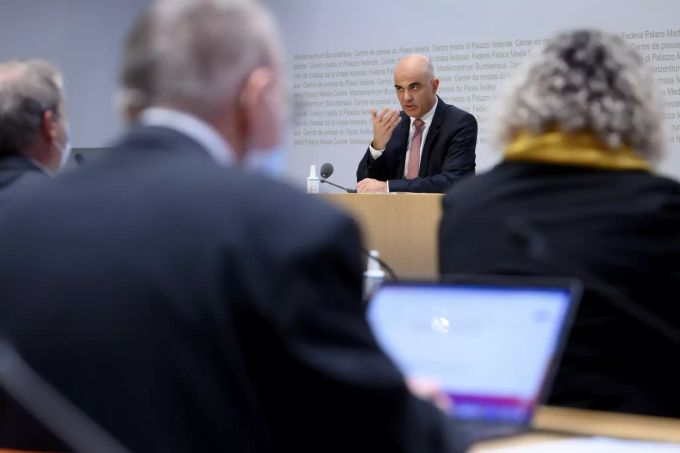 Bundesrat Alain Berset spricht während der Medienkonferenz des Bundesrates zur aktuellen Situation im Zusammenhang mit dem Coronavirus, am Freitag, 10. Dezember 2021, im Medienzentrum Bundeshaus in Bern. Alain Breset Coronavirus