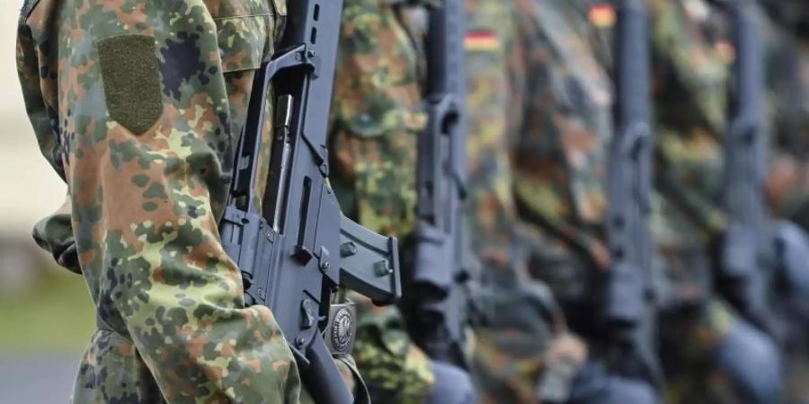 Soldaten der Bundeswehr bei einem Apell. Auf einem Truppenübungsplatz in Niedersachsen sind bei einem Unfall zwei Männer ums Leben gekommen. Foto: Patrick Pleul/dpa-Zentralbild/dpa