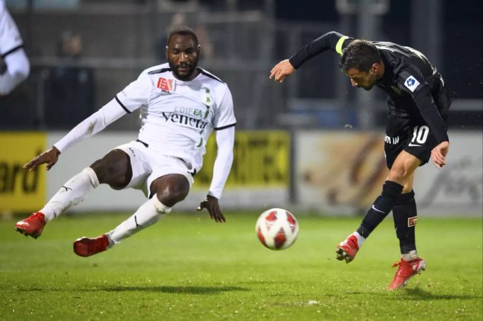 Yverdons Christian Zock wirft sich in einen Schuss von FCZ-Stratege Antonio Marchesano. FCZ
