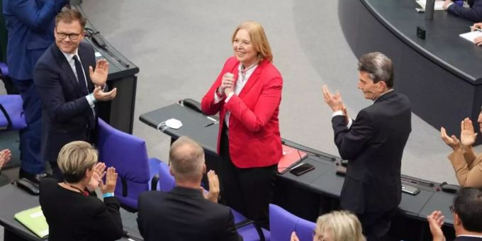Bärbel Bas (M) freut sich über ihre Wahl zur Bundestagspräsidentin. Foto: Kay Nietfeld/dpa Bärbel Bas (M) freut sich über ihre Wahl zur Bundestagspräsidentin. Foto: Kay Nietfeld/dpa