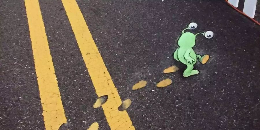 Hoppala! «Sluggo» hinterlässt beim Überqueren der gelben Linien eine grosse Sauerei.