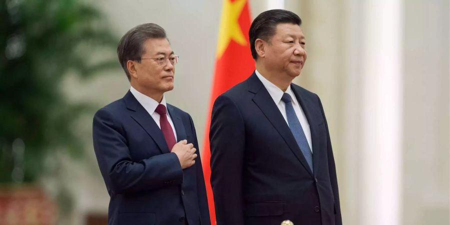 Südkoreas Präsident Moon Jae In (l) und Chinas Präsident Xi Jinping (r).