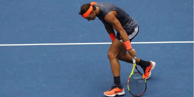 Rafael Nadal, spanischer Tennisspieler, beugt die Knie nach einem harten Ballwechsel. Rafael Nadal, spanischer Tennisspieler, beugt die Knie nach einem harten Ballwechsel.