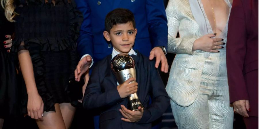 Ronaldos Sohn Cristiano Junior bei einer Verleihung des Besten FIFA Players of the Year Awards 2016 in Zürich.