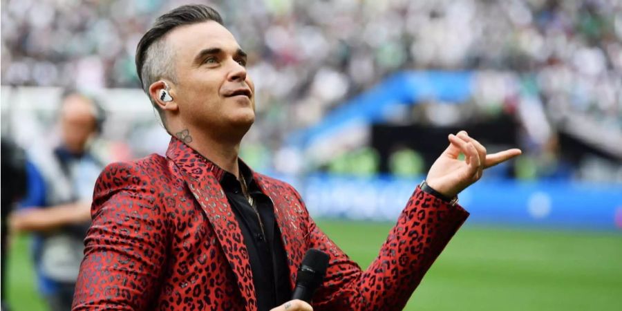 Robbie Williams schaut bei seinem Auftritt an der Fussball-WM in Moskau in den Himmel.