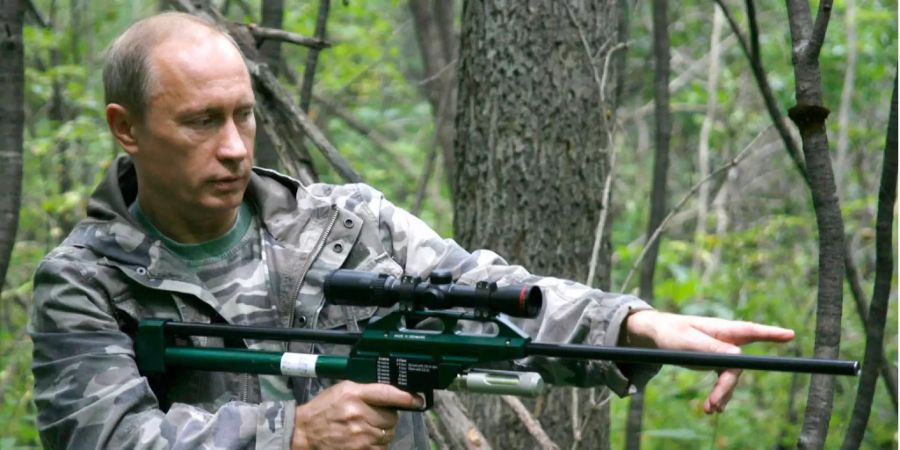 Der russische Präsident Vladimir Putin mit einem Betäubungsgewehr.