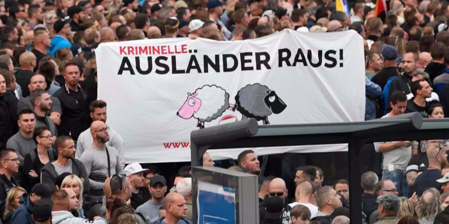 Das SVP-Schaf auf einem Transparent an der Demonstration in Chemnitz.