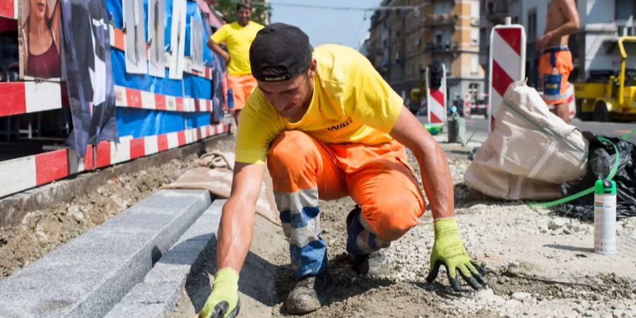 Ein Bauarbeiter auf einer Baustelle.