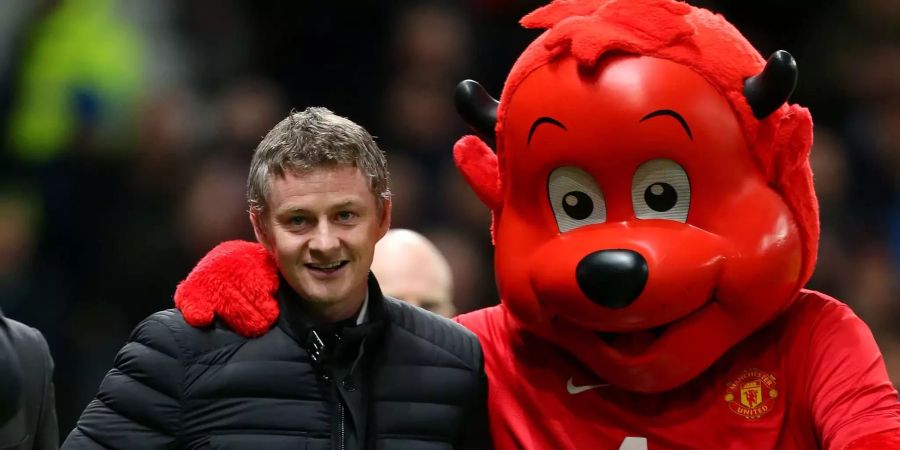 Ole Gunnar Solskjaer mit dem Maskottchen von Manchester United.