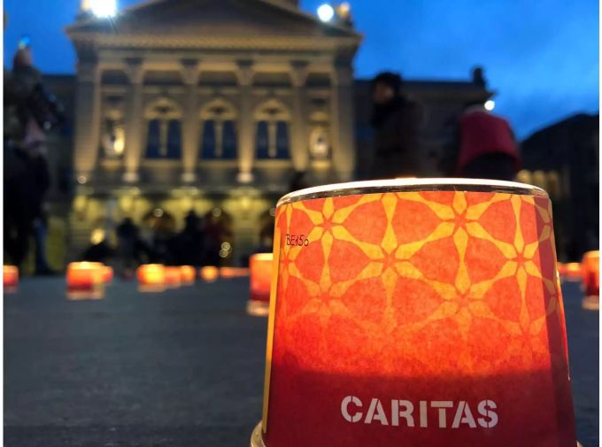 Eine Kerze der Caritas auf dem Bundesplatz in Bern.