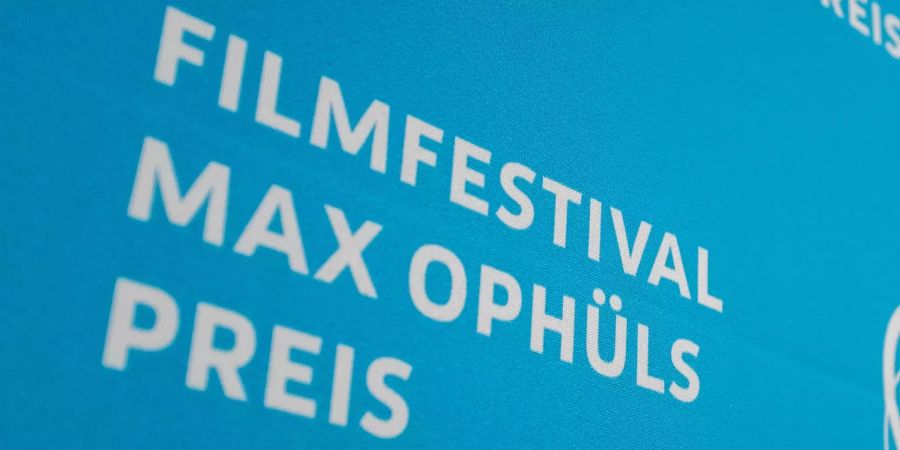 Das Logo des 39. Filmfestival Max Ophüls Preis ist auf einer Stellwand zu sehen.