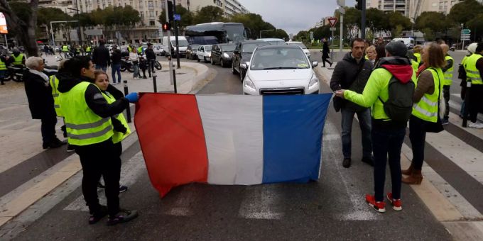 In gelben Westen wird in Frankreich gegen die hohen Spritpreise demonstriert. Demonstranten stehen in Marseille und protestieren mit gelben Westen gegen den Spritpreis.