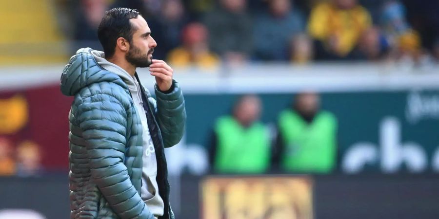 Trainer Alexander Nouri vom FC Ingolstadt steht an der Seitenlinie.