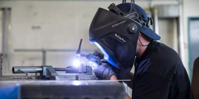 Es gibt mehr Stellen und mehr Leute sind angestellt als im Vorjahr. Ein Schweisser arbeitet in der Werkstatt der Firma Emch Aufzuege AG.