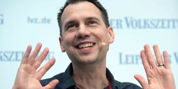 Der deutsche Schriftsteller Sebastian Fitzek spricht auf der Buchmesse in Leipzig (D).