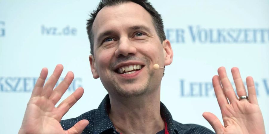 Der deutsche Schriftsteller Sebastian Fitzek spricht auf der Buchmesse in Leipzig (D).