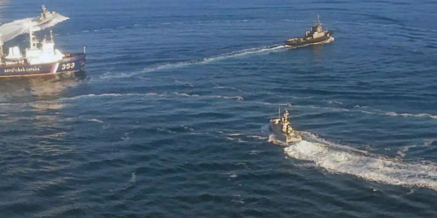 Ukrainische Marineboote fahren an der Halbinsel Krim in der Nähe der Meerenge zum Asowschen Meer in Gewässern, die von Russland beansprucht werden.