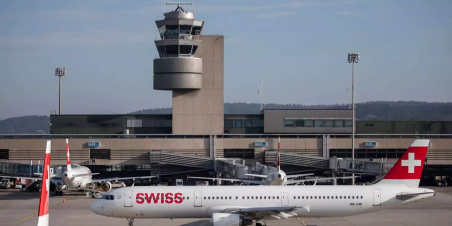 Ein Airbus A321 der Swiss am Flughafen Zürich.