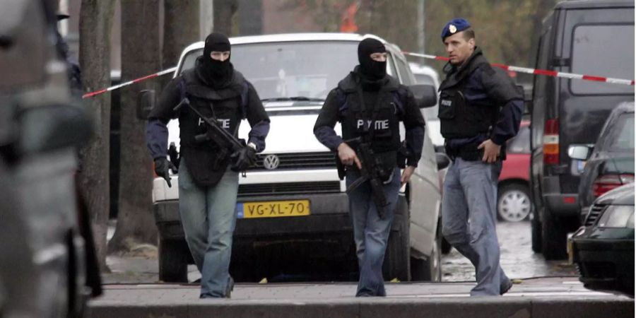 Bewaffnete Polizisten auf einer Strasse in Den Haag.