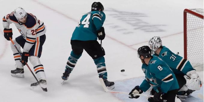 Leon Draisaitl (links) befördert den Puck via Schlittschuh, aber ohne Kickbewegung ins Tor der San José Sharks. Leon Draisaitl (links) befördert den Puck via Schlittschuh, aber ohne Kickbewegung ins Tor der San José Sharks.