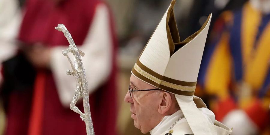 Papst Franziskus feiert eine Messe in der Peterskirche.