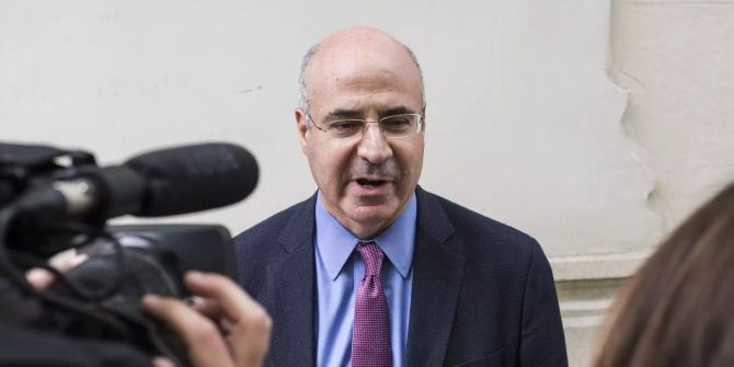 Der internationale Investor William Browder spricht mit Journalisten nach einem Treffen mit dem Oberstaatsanwalt Grinda in Madrid.