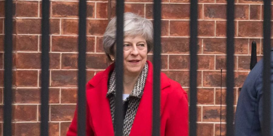 Die britische Premierministerin Theresa May verlässt die downing street.