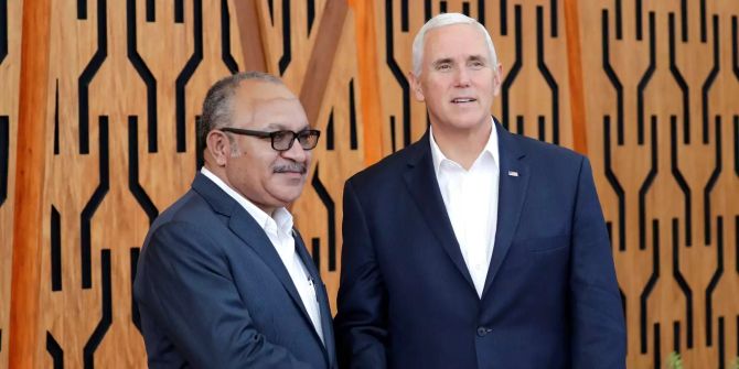 Papua-Neuguineas Premierminister Peter O'Neill (l) begrüsst US-Vizepräsident Mike Pence (R) am Apec-Gipfel.