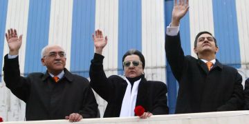 Die aserbaidschanischen Oppositionsführer (v.l.n.r.) Isa Gambar, Laila Shevket und Ali Kerimli winken während einem Protest.