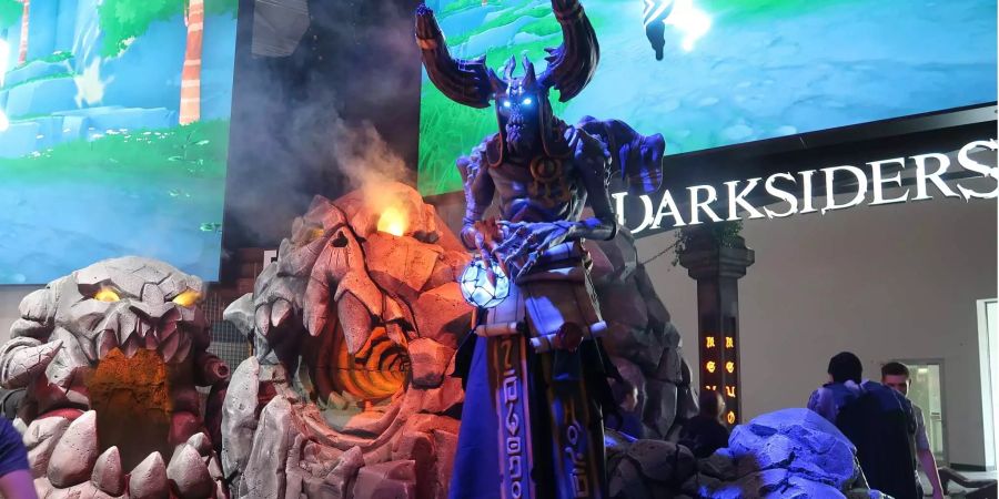 Für ihre Stände scheuten die Aussteller oft keine Mühen, wie beispielsweise vor dem Darksiders-Stand.