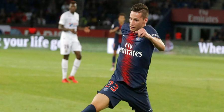 Julian Draxler kontrolliert den Ball im Spiel gegen Caen