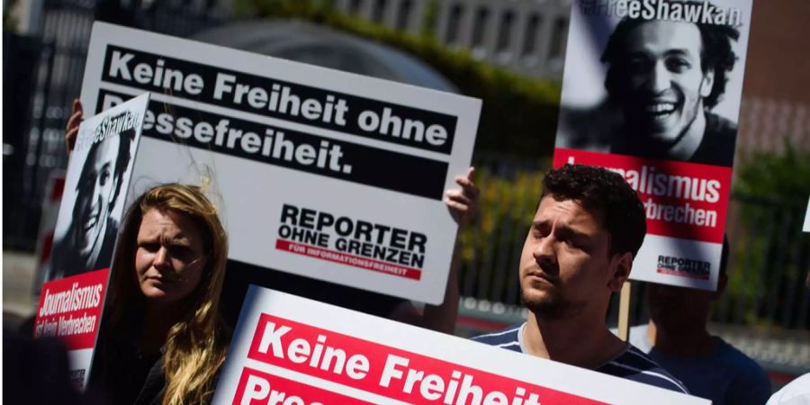 Mitarbeiter und Aktivisten von Reporter ohne Grenzen e.V. demonstrieren mit Plakaten mit der Aufschrift «Keine Freiheit ohne Pressefreiheit» und «#FreeShakan» vor der ägyptischen Botschaft für die Freilassung des in Ägypten inhaftierten Fotojournalisten Mahmoud Abu Zeid.